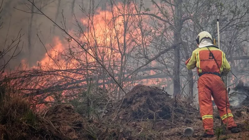 Bomberos de Asturias trabajan en el incendio de los concejos de Valdes y Tineo. E.P./Xuan Cueto