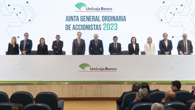 Vista de los miembros del consejo de administración de Unicaja Banco, antes del comienzo de la junta de accionistas de la entidad, en Málaga.