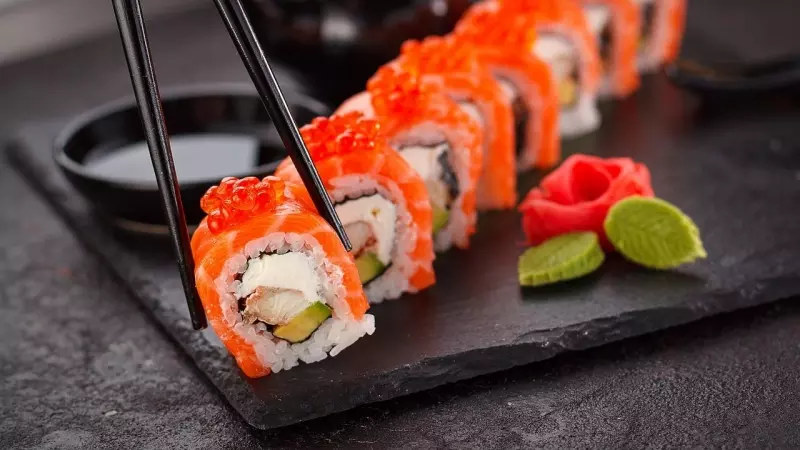 Una bandeja con varias piezas de sushi, en una imagen de archivo