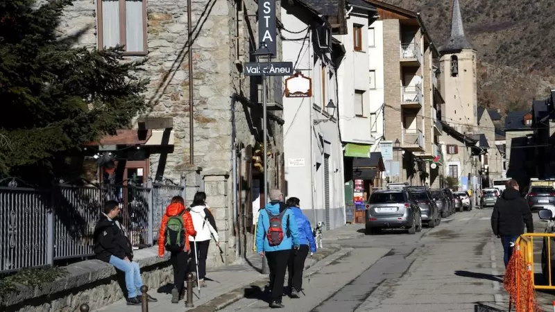 Imatge d'arxiu de turistes visitant Esterri d'Àneu, al Pirineu.