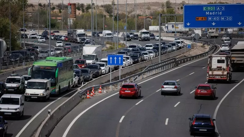 Atasco en la autovía A-3 para salir de Madrid, a 31 de marzo de 2023.