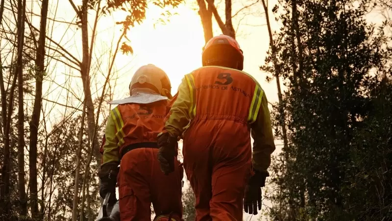 Bomberos de Asturias trabajan para controlar los incendios, a 31 de marzo de 2023.
