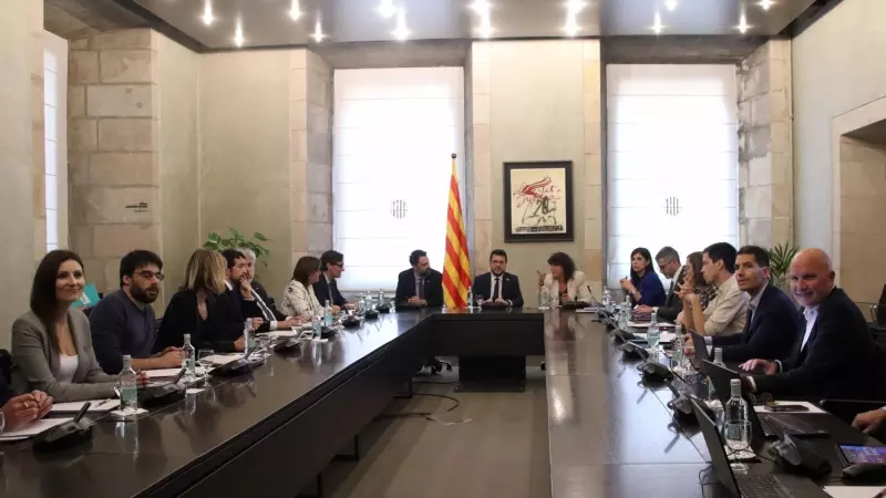 Pla general de la cimera de l'aigua, amb el president de la Generalitat, Pere Aragonès; els consellers Teresa Jordà i Roger Torrent, i representants dels grups parlamentaris.