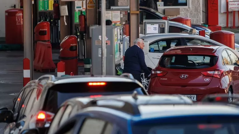 Un hombre reposta carburante en una gasolinera, en diciembre de 2022.