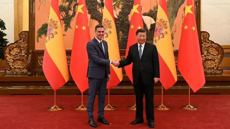 El presidente del Gobierno español, Pedro Sánchez, y el presidente de China, Xi Jinping, en Pekín.
