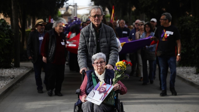 Familiares de los represaliados durante el acto de inauguración del osario memorial. A 27 de marzo de 2023, en Sevilla (Andalucía, España).