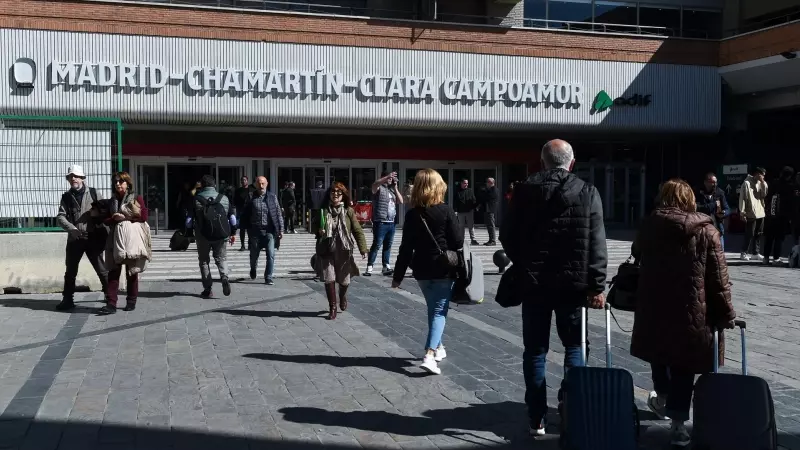 01/04/2023. Un grupo de personas a la entrada de la estación Chamartín-Clara Campoamor, a 27 de marzo de 2023.