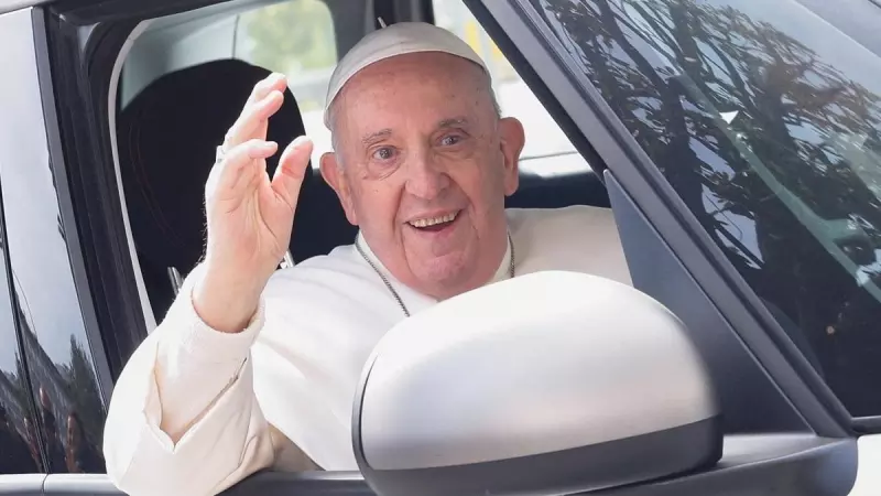01/04/2023 El papa Francisco abandona el Hospital Gemelli de Roma en un vehículo tras pasar tres noches ingresado