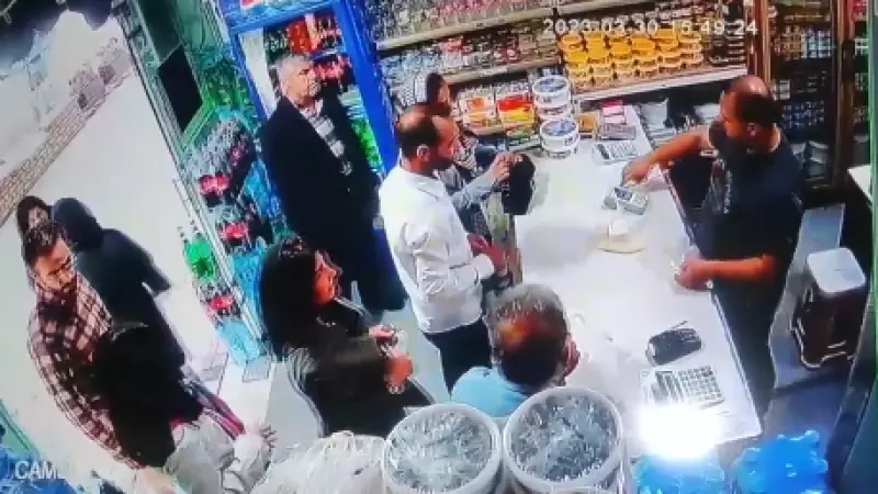 Imagen del vídeo que circula en redes del ataque contra dos mujeres que llevaban la cabeza descubierta en Irán.