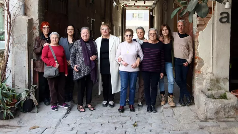 Foto de família del llibre 'Torturades' a la seu de Comanegra, amb algunes de les protagonistes.