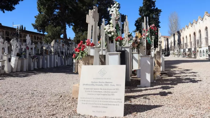 La placa en record a Cipriano Martos instal·lada al cementiri de Reus