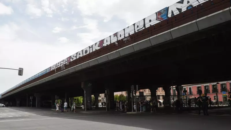 Un hombre mata a otro clavándole destornilladores en un piso del distrito de Puente de Vallecas.