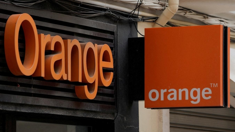 El logo de la operadora Orange, en una tienda en la localidad malagueña de Ronda. REUTERS/Jon Nazca