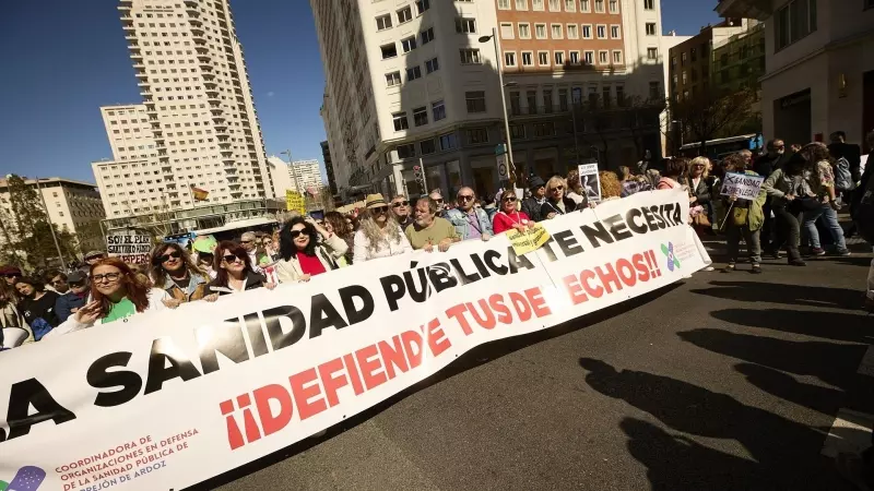 Varias personas marchan en la manifestación convocada por entidades sociales, profesionales de la sanidad y organizaciones sindicales por la defensa del sistema sanitario público madrileño, a 26 de marzo de 2023, en Madrid (España).