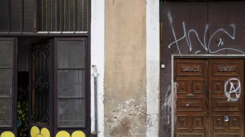 Imagen de unos portales en una calle de Barcelona.