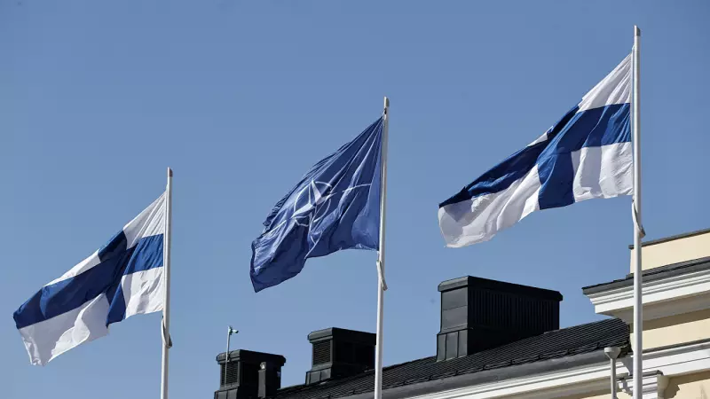 Banderas finlandesas y de la OTAN ondean en el patio del Ministerio de Relaciones Exteriores, antes de la adhesión de Finlandia a la OTAN, en Helsinki