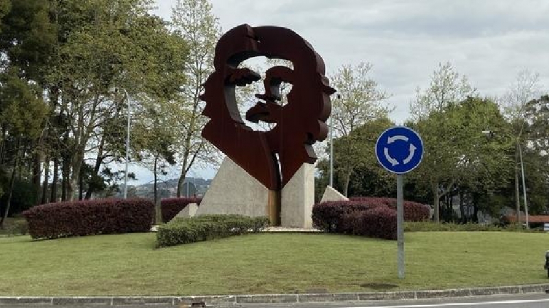 5/4/23 Estatua del Ché Guevara en la Avenida que lleva su nombre en Oleiros.
