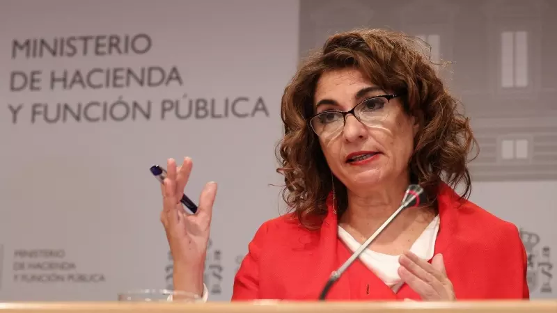 La ministra de Hacienda y Función Pública, María Jesús Montero, en una rueda de prensa, a 30 de marzo de 2023.