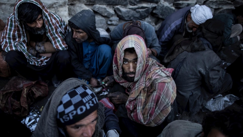 05/04/2023. Hombres consumiendo droga en las calles de Kabul, en Afghanistán, a 14 de noviembre de 2022.