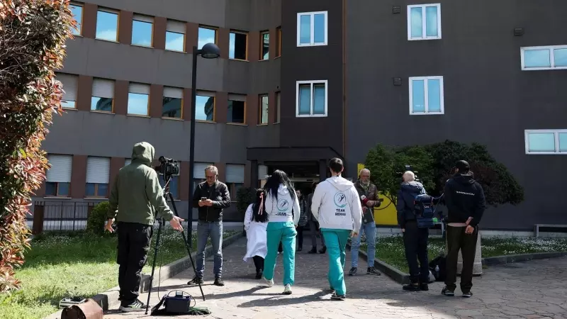 Periodistas delante de la entrada del hopital San Raffaele de Milan, en cuya unidad de cuidados intensivos se encuentra internado el ex primer ministro Silvio Berlusconi. REUTERS/Claudia Greco