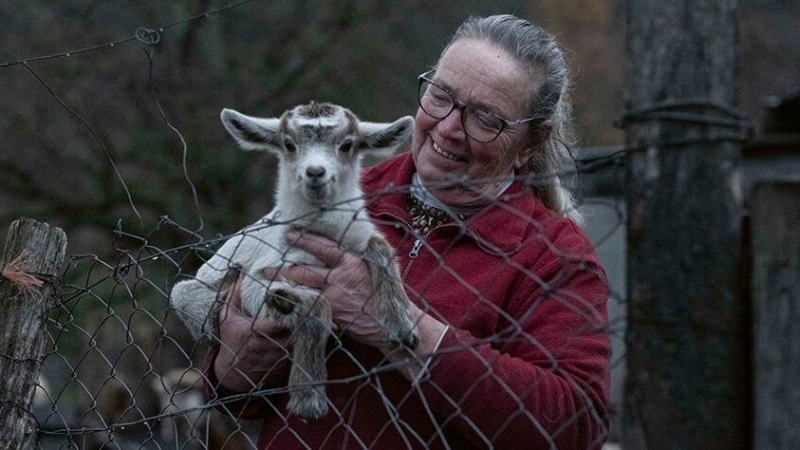 5/4/23 Margo y ‘Sugar’, una cabra recén nacida que en diciembre se sumó al rebaño de más de cuarenta que tiene la holandesa en un vallado a la vez que su casa.