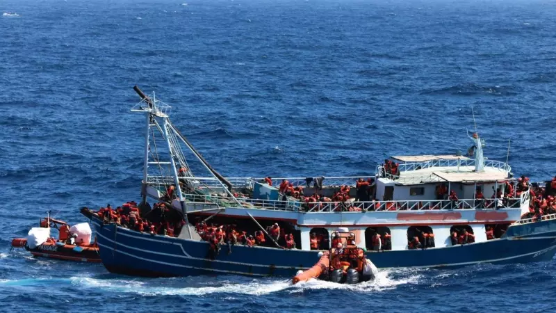 Imágenes de pesquero con 440 personas socorrido por el Geo Barrents, el barco de rescate de Médicos Sin Fronteras en el Mediterráneo.