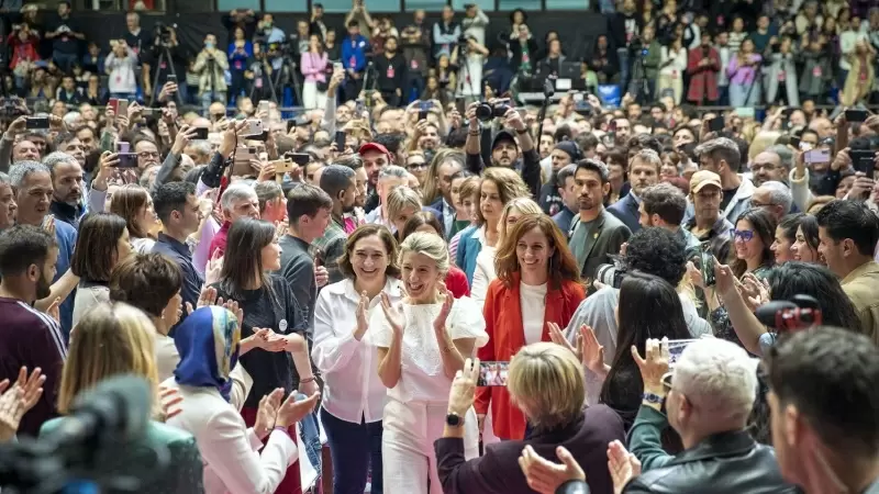 Yolanda Díaz, acompañada de Ada Colau y Mónica García