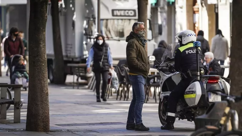 Foto de archivo de un agente de la Policía Local de Vitoria (País Vasco)