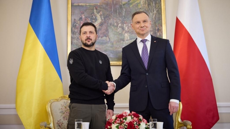 El presidente polaco, Andrzej Duda, junto a su homónimo ucraniano, Volodimir Zelenski, durante su reunión en Varsovia (Polonia), a 5 de abril de 2023.