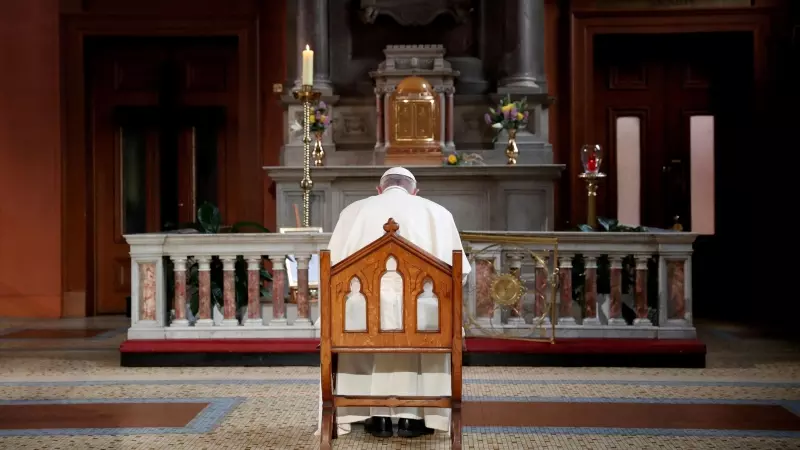 El papa Francisco reza durante un acto para recordar a las víctimas de los abusos sexuales de la Iglesia, en agosto de 2018.