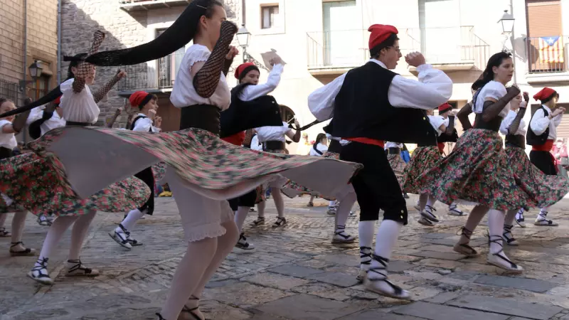 6-4-2023 Una colla de les Caramelles de Súria, en plena dansa a la Plaça Major del Poble Vell