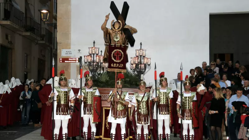 6-4-2023 Confrares romans custodien un dels passos de la Processó del Sant Enterrament de la Setmana Santa de Tarragona a la plaça del Rei