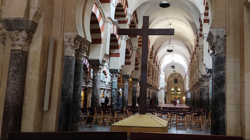 06/04/2023. Una de las múltiples cruces diseminadas por la Mezquita de Córdoba.