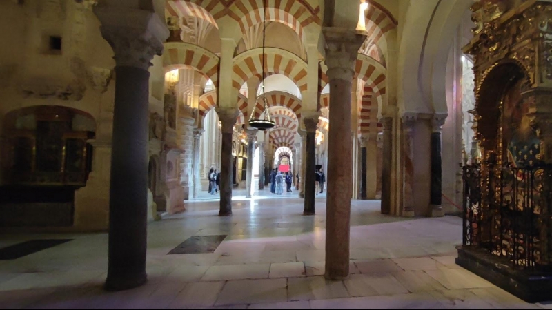 06/04/2023. Retablo católico colocado en l parte islámica de la Mezquita