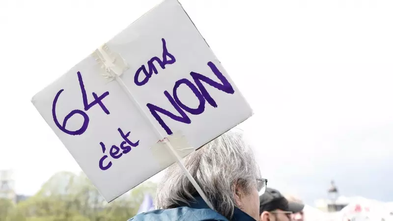 Un manifestante sostiene una pancarta contra la elevación de la edad de jubilación a los 64 años, en París, en la nueva jornada de protestas, la úndécima, contra el proyecto del presidente francés, Emmanuel Macron. EFE/EPA/TERESA SUAREZ