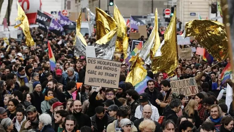 Miles de personas marchan por París, en la nueva jornada de protestas, la undécima, contra la reforma de las pensiones aprobada por el presidente francés, Emmanuel Macron.. EFE/EPA/TERESA SUAREZ