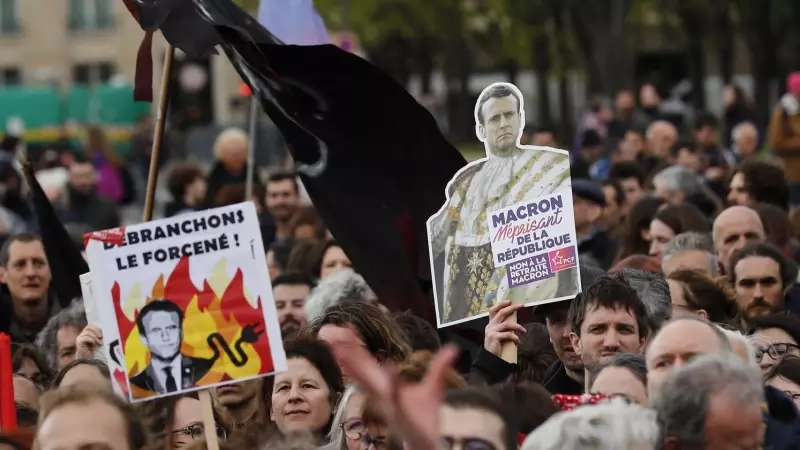 Miles de personas marchan por París, en la nueva jornada de protestas, la undécima, contra la reforma de las pensiones aprobada por el presidente francés, Emmanuel Macron.. — TERESA SUAREZ / EFE/EPA