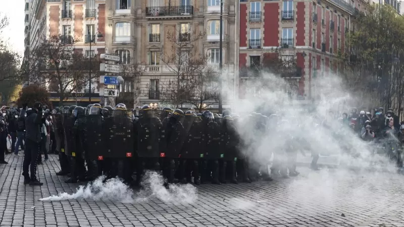 Los gendarmes antidisturbios franceses usan gases lacrimógenos durante los enfrentamientos con los manifestantes, en París, en la undécima jornada de protestas contra la reforma  de las pensiones. EFE/EPA/Mohammed Badra
