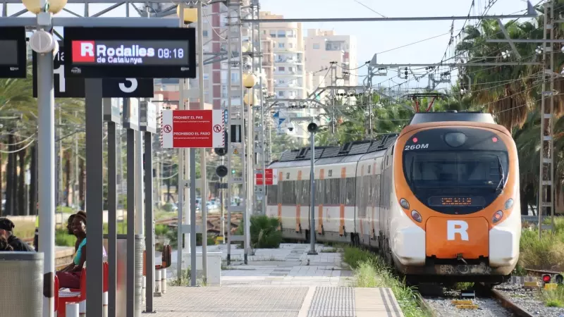 Un tren de Rodalies sortint de l'estació de Mataró en sentit Arenys