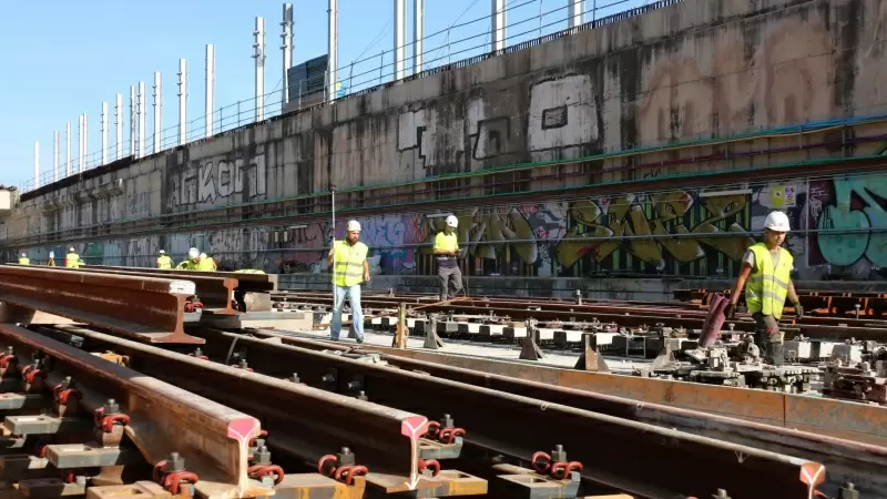 Operaris treballant en les obres per fer encabir les vies de l'R2N i l'R11 a la futura estació de la Sagrera