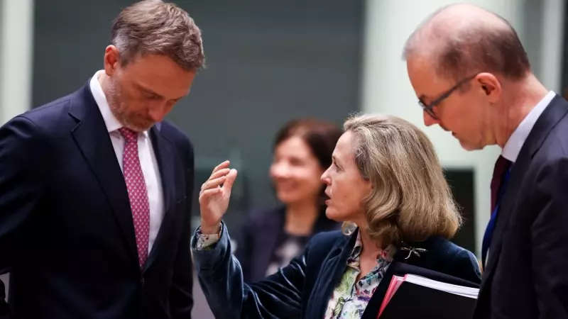 El ministro de Finanzas alemán, Christian Lindner, con la vicepresidenta y ministra de Asuntos Económicos, Nadia Calviño, en una reunión del Eurogrupo en Bruselas el pasado enero. AFP/Kenzo Tribouillard