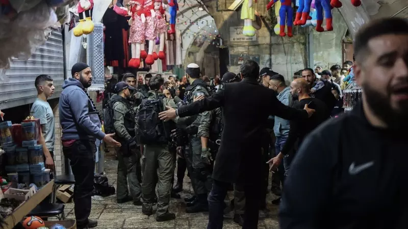 09/04/2023. La Policía israelí en las inmediaciones de la mezquita de Al-Aqsa.