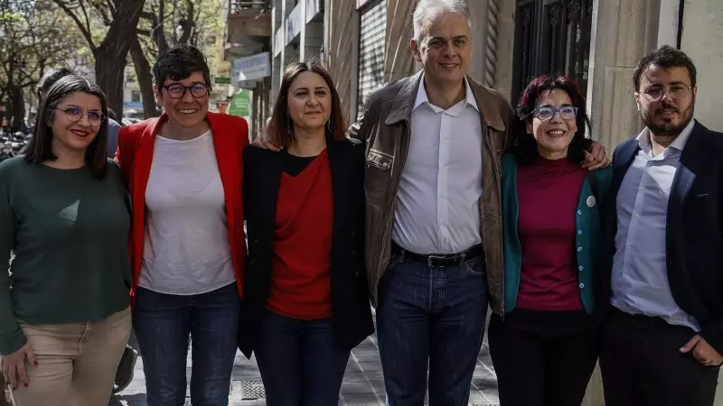 Los integrantes de la candidatura Unides Podem-Esquerra Unida posan tras una rueda de prensa, en la Societat Coral El Micalet, a 5 de abril de 2023.