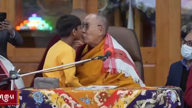 El Dalay Lama, Tenzin Gyatso, besa en la boca a un menor en un acto público.