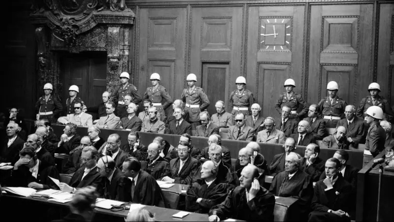 Vista del banco de los acusados ​​en el tribunal del Tribunal Militar Internacional (IMT) de Nuremberg en 1946.