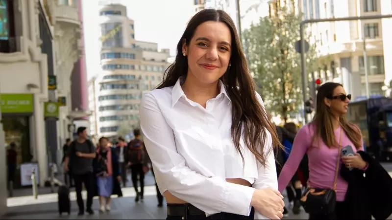 La música Valeria Castro en la Gran Vía de Madrid.