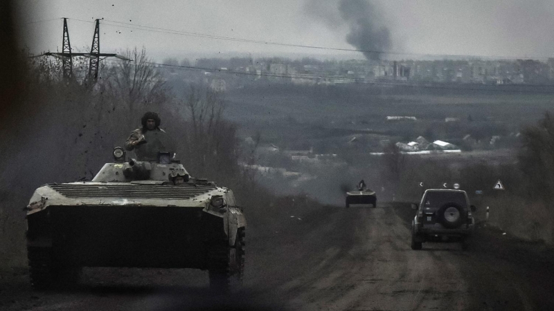 Vehículos blindados del Ejército ucraniano recorren un camino en la localidad de Bajmut, en la provincia de Donetsk, el 6 de abril de 2023.