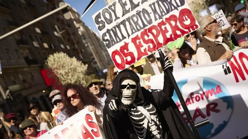 Varias personas marchan en la última manifestación para defender la sanidad pública madrileña, a 26 de marzo de 2023.