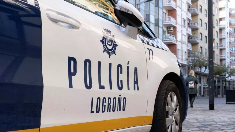 Un coche de la Policía Local de Logroño durante el primer día de reapertura de la hostelería en la ciudad, en Logroño, a 29 de noviembre de 2020.