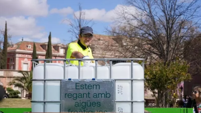 Un operario municipal con bidones de agua freática.